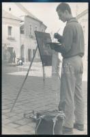 Szentendrei utcát festő művész, jelzetlen fotó, 24x16 cm