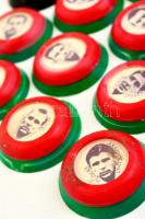 Aranycsapat retró gombfoci készlet, 11 játékossal, labdával, eredeti tartójában