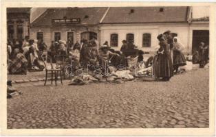 Kassa, Kosice; Trh / piac árusokkal / market with vendors