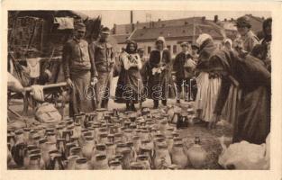 Kassa, Kosice; Trh / piac kancsó árusokkal / market with jug vendors (EB)