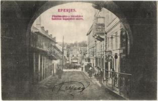 Eperjes, Presov; Flórián utca, városháza a boltíves kapuból. Divald Károly fia / street view and town hall from the vaulted gate (Rb)