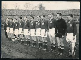 1954 Bécs, Prater stadion, Aranycsapat (Puskás, Grosits, Lóránt, Hidegkuti, stb.) fotója az Ausztria-Magyarország mérkőzés előtt, hátoldalán feliratozott, 13x18 cm / Wien, Golden Team of Hungary, Austria-Hungary football match, photo