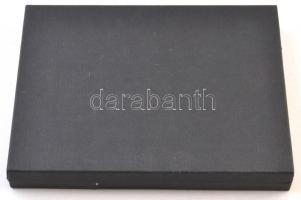 Éremtartó kazetta egy kivehető tálcával, összesen 24 férőhellyel, használt állapotban