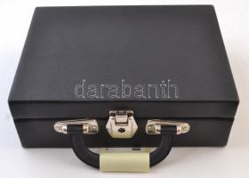 Éremtartó koffer, 7db tálcával összesen 84 férőhellyel, használt, jó állaptban