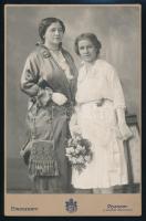 cca 1910 Hölgyek, keményhátú fotó Mindszenty pozsonyi műterméből, 16,5×11 cm