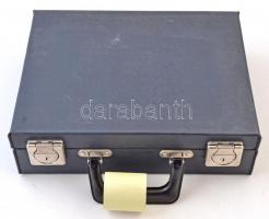 Éremtartó bőrönd, 8 tálcával és fedlappal, összesen 180 férőhellyel, használt, jó állapotban