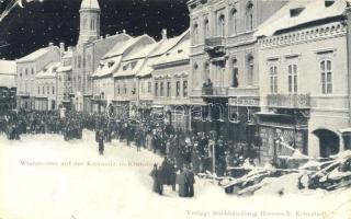 Brassó, Kronstadt, Brasov; Wintercorso auf der Kornzeile. Verlag Buchhandlung Hiemesch / Búzasor télen, korzó, tömeg, Servatius és Graef üzlete / street view in winter, corso, crowd, shops (szakadás / tear)