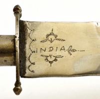 Indiai tőr, poncolt pengével,  bőr hüvelyben, fa-fém markolattal, h:38,5 cm (44 cm)