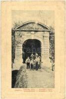 Ada Kaleh, Várbejárat, kapu, gyerekek. W. L. Bp. 168. / castle gate, children (r)