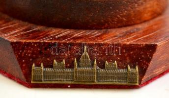 Országház csengő, fa talapzaton, réz, m:11 cm