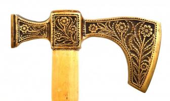 Gazdagon  díszített bronz fokos, 16×8 cm, fa bot m: 91 cm