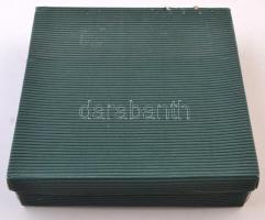 2000. "75 éves a szervezett bélyeggyűjtés" mázas kerámia plakett sérült tokban, hátoldalán...