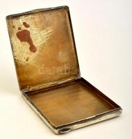 Ezüst (Ag.) holland cigarettatárca, jelzett, beül összekarcolva, 8×7,5 cm, nettó:85 g