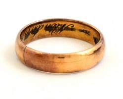 Arany (Au) 14K karikagyűrű, belsején gravírozott szöveggel, jelzett, javított, méret: 59 nettó: 5 g