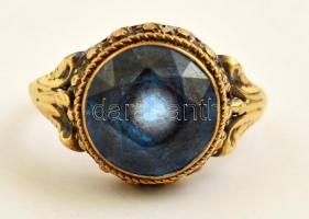 Arany (Au) 14K gyűrű, szintetikus kővel, jelzett, méret: 51 bruttó: 3,8 g