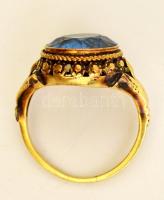 Arany (Au) 14K gyűrű, szintetikus kővel, jelzett, méret: 51 bruttó: 3,8 g