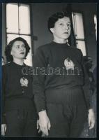 cca 1950 Elek Ilona (1907-1988) többszörös olimpiai bajok és világbajnok tőrvívó Varsóban, feliratozott, pecséttel jelzett fotó, 15x10,5 cm