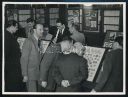 cca 1965 Bélyegkiállítás és résztvevők, fotó, 8,5x11,5 cm