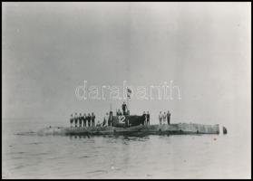 Az U12-es, 1915. augusztus 11-én elsüllyedt cs. és kir. tengeralattjáróról készített fotó, eredeti negatívról a 1980-as években előhívott másolat, 13x18 cm