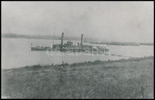 Az Álmos felfegyverzett gőzös Brăila-ban, a Dunai Flottila hajója 1918-ban, az 1980-as években eredeti negatívról előhívott másolat, hátoldalon feliratozva, 11,5×17,5 cm