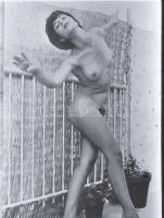 cca 1970 Erotikus fekete-fehér negatív, 30 felvétel egy tekercsen