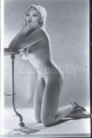 cca 1970 Erotikus fekete-fehér negatív, 30 felvétel egy tekercsen