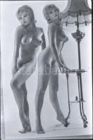 cca 1970 Erotikus fekete-fehér negatív, 30 felvétel egy tekercsen