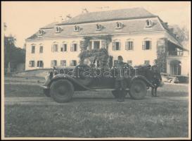 cca 1940 Bethlen, kastély honvédekkel, fotó, 16,5×22,5 cm