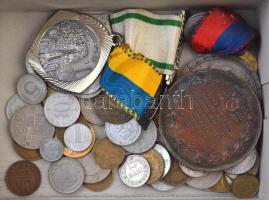 Kis doboznyi vegyes numizmatikai tétel, benne külföldi érmék és néhány emlékérem, közte 1898. Samassa József egri érseki székre emelésének 25. évfordulója Br emlékérem (60mm) T:vegyes