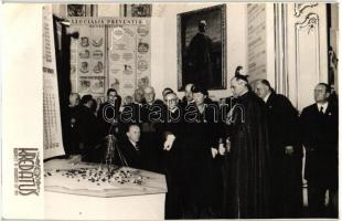 1938 Budapest, XXXIV. Nemzetközi Eucharisztikus Kongresszus, Pacelli bíboros a kiállításon. photo (gyűrődés / crease)