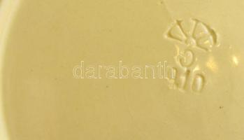 Körmöcbányai szecessziós dísztányér, mázas kerámia, jelzett, kis kopásokkal, d: 18 cm