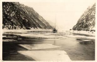 1925 Orsova, Kazán-szoros, a befagyott Duna jegének robbantása / Cazan / detonating the ice of the frozen Danube. photo (EK)
