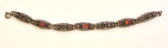 Ezüst(Ag) filigrán karkötő, korall díszítéssel, jelzés nélkül, h: 16 cm, bruttó: 9,5 g