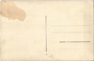 Sebesült katonák a katonai kórházban, nővérek és szanitécek körében, imádság a falon / WWI Austro-Hu...