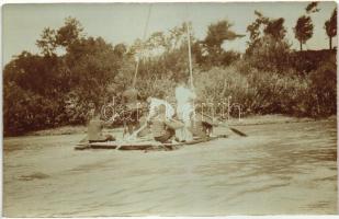 Átkelés gyors sodrású vízen az elkészült tutajjal / WWI Austro-Hungarian K.u.K. soldiers crossing fast-paced water with their hand-made raft. photo