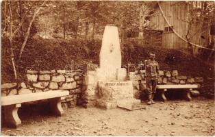 Osztrák-magyar katona József főherceg nevét viselő kút mellett / WWI Austro-Hungarian K.u.K. soldier next to a well named after Archduke Joseph. photo (EK)