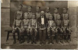 Huszár egyenruhás gyerekek csoportképe tanárral / Children in Hussar uniform with teacher, group photo (pinhole)