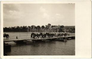 Katonai hajóhíd (pontonhíd) a Dnyeper folyón / WWI Austro-Hungarian K.u.K. pontoon bridge over the Dnieper river. photo