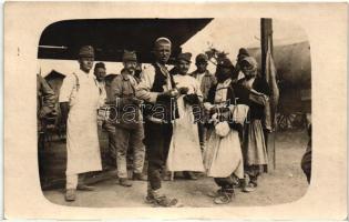 1917 Déli front, Albánia. Élelmiszer cserebere / WWI Austro-Hungarian K.u.K. soldiers exchange food in Albania. photo