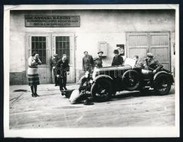 cca 1930-1940 Budapest IX., Angyal Károly Autókarosszéria Lakatos Műszaki Vállalatának bejárata autóval, utólagos előhívás, felületén törésnyomokkal, 9x12 cm