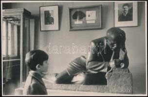 Vegyes orosz sajtófotó tétel, gyerekek követik nyomon Lenin munkásságát, 22 db feliratozott fotó, 15...