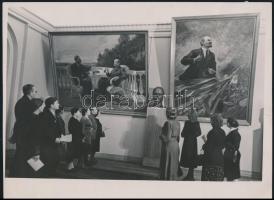 Vegyes orosz sajtófotó tétel, gyerekek követik nyomon Lenin munkásságát, 22 db feliratozott fotó, 15...