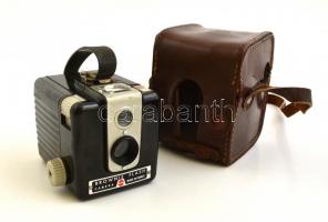 Kodak Brownie Flash (Made in France) box fényképezőgép, eredeti bőr tokjában / Vintage camera, in good condition