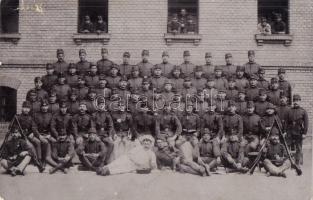 1906 Budapest, katonák csoportképe a laktanyában / Hungarian military, soldiers in the military barracks. photo (b)