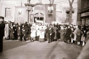 cca 1940 Budapest Szent Jobb körmenet és egyéb képek, 36 db városképes fotónegatív negatív tartóban