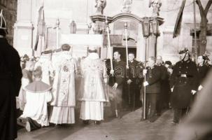 cca 1940 Budapest Szent Jobb körmenet és egyéb képek, 36 db városképes fotónegatív negatív tartóban