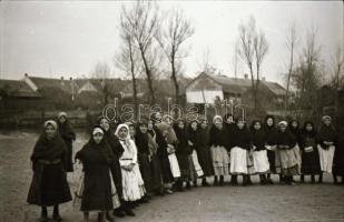 cca 1940 Budapest Szent Jobb körmenet és egyéb képek, 36 db városképes fotónegatív negatív tartóban