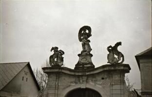 cca 1940 Budapest Szent Jobb körmenet és egyéb képek, 36 db városképes fotónegatív negatív tartóban