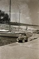 1958 Balatoni tájak, hajók, vitorlások, 43 db vintage negatív, köztük hat felvétel a Helka hajóról és egy Tramontanára emlékeztető vitorlásról, 24x36 mm