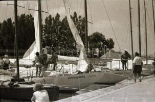 1958 Balatoni tájak, hajók, vitorlások, 43 db vintage negatív, köztük hat felvétel a Helka hajóról é...